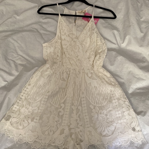 Summer Elegance Lace Romper - Picture 2 of 4